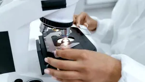 Descoperire revoluționară: Particule metalice distrug tumori de 3 ori mai repede