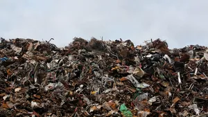 Culmea ecologismului: hidrogen curat creat din deșeuri de plastic cu energie solară și acid de baterii de la mașini vechi
