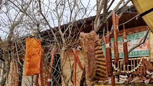 Copac împodobit cu slănină, cârnaţi şi salam la metru, cu ocazia unui festival din Cluj