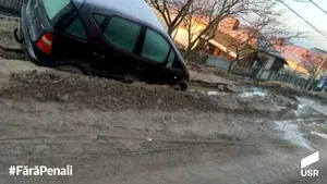 FOTO. „Doreii” în acţiune: Maşini căzute într-un şanţ după ce muncitorii au săpat în jurul lor