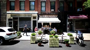 S-au redeschis terasele, frizeriile şi magazinele în oraşul cu peste 200.000 de cazuri cu noul coronavirus