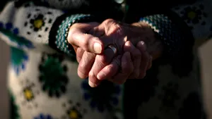 Guvernul vrea să taie facilităţile pensionarilor la transport şi să reducă bursele din educaţie