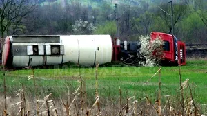 O cisternă cu sodă caustică s-a răsturnat pe şoseaua de centură a Sibiului. ISU: Nu există pericol