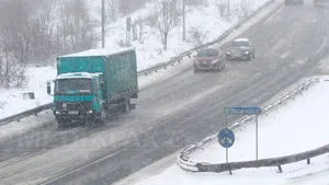 NINSORI ŞI VISCOL în aproape toată ţara. Cod galben în 10 judeţe, până marţi dimineaţă. Circulaţia pe autostrada A2 a fost redeschisă, 20 de drumuri naţionale sunt în continuare închise