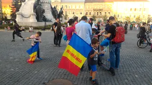 FOTO | Protest la Cluj: Peste 200 de oameni în stradă după anunţul premierului cu privire la Roşia Montană