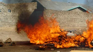 Bănuiţi că fac vrăji, cinci bărbaţi au fost arşi pe rug (Video)