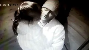Un bărbat care a încercat să agreseze sexual doi copii într-un lift, căutat de poliţiştii din Capitală