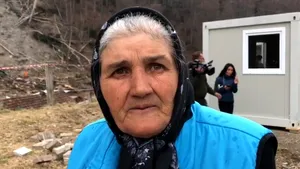Drama oamenilor din Azuga rămaşi fără case, din cauza alunecărilor de teren. Ei sunt nevoiţi să locuiască în containere acum