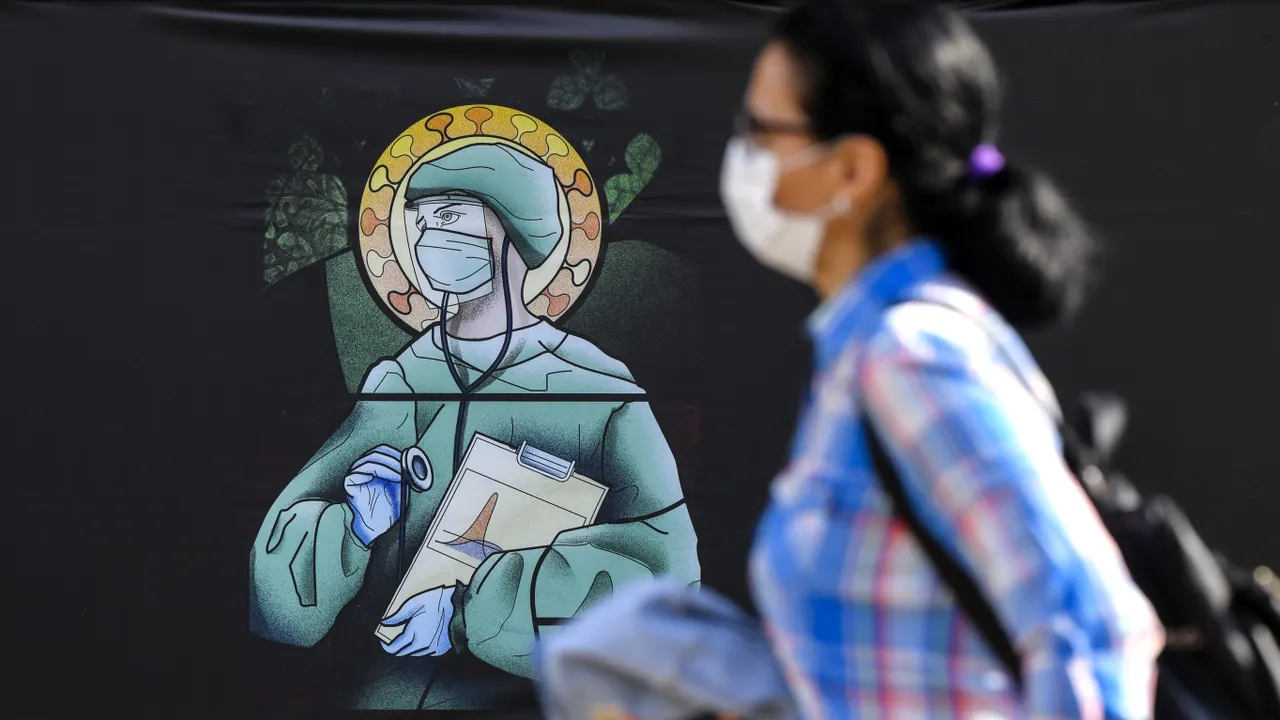 VIDEO Culoare printre blocurile gri. Bucureştiul are parte de o nouă pictură murală creată de Wanda Hutira