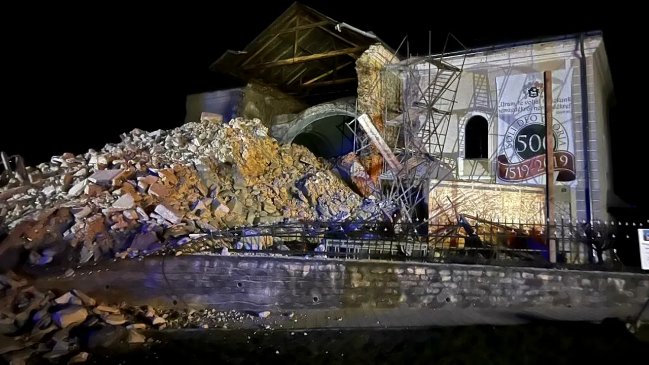 Anchetă pe șantierul unde s-a prăbușit turnul Bisericii Reformate din orașul Cehu Silvaniei. O polițistă a fost rănită