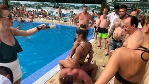 FOTO | Fetele Sexy Kombat şi luptătorii Superkombat, petrecere la hanul fostului patron al Rapidului