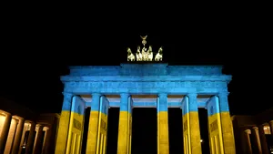 Berlinul şi Parisul au luminat în culorile Ucrainei în semn de unitate 