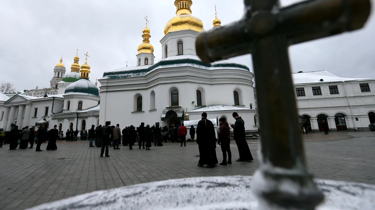 Scandal în Kiev: mai mulţi preoţi ortodocşi refuză să părăsească o cunoscută biserică din oraş