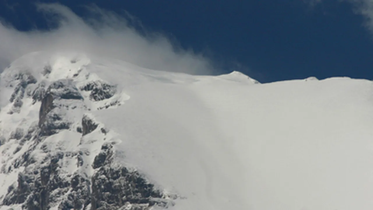 Risc crescut de avalanşe în Masivul Bucegi, în urma încălzirii vremii