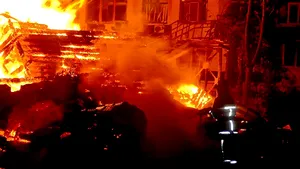 Incendiu la o tabără din Odessa | Cel puţin 2 copii au murit, iar un altul este dat dispărut. Focul a mistuit o clădire de lemn unde erau cazaţi cei mici