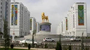Preşedintele Turkmenistanului a dezvăluit în centrul capitalei o statuetă de aur cu câinele său