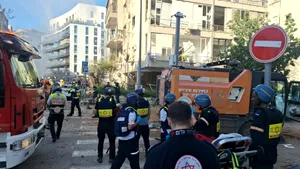 Cădire distrusă în Tel Aviv, în urma atacurilor iraniene anunțate de Teheran. Gărzile Revoluționare amenință Israelul cu noi atacuri