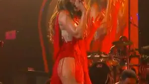 Sexy şi singură, Jennifer Lopez face senzaţie într-o ţinută care îi scoate în evidenţă celebrul posterior - VIDEO