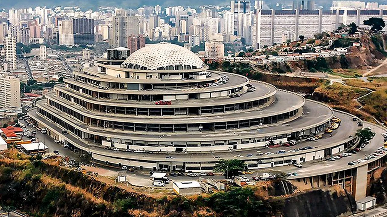 „El Helicoide”, construcţia futuristă în care se află centrul de represiune politică din Venezuela. Mărturiile a doi foşti gardieni despre torturile din încăperile clădirii