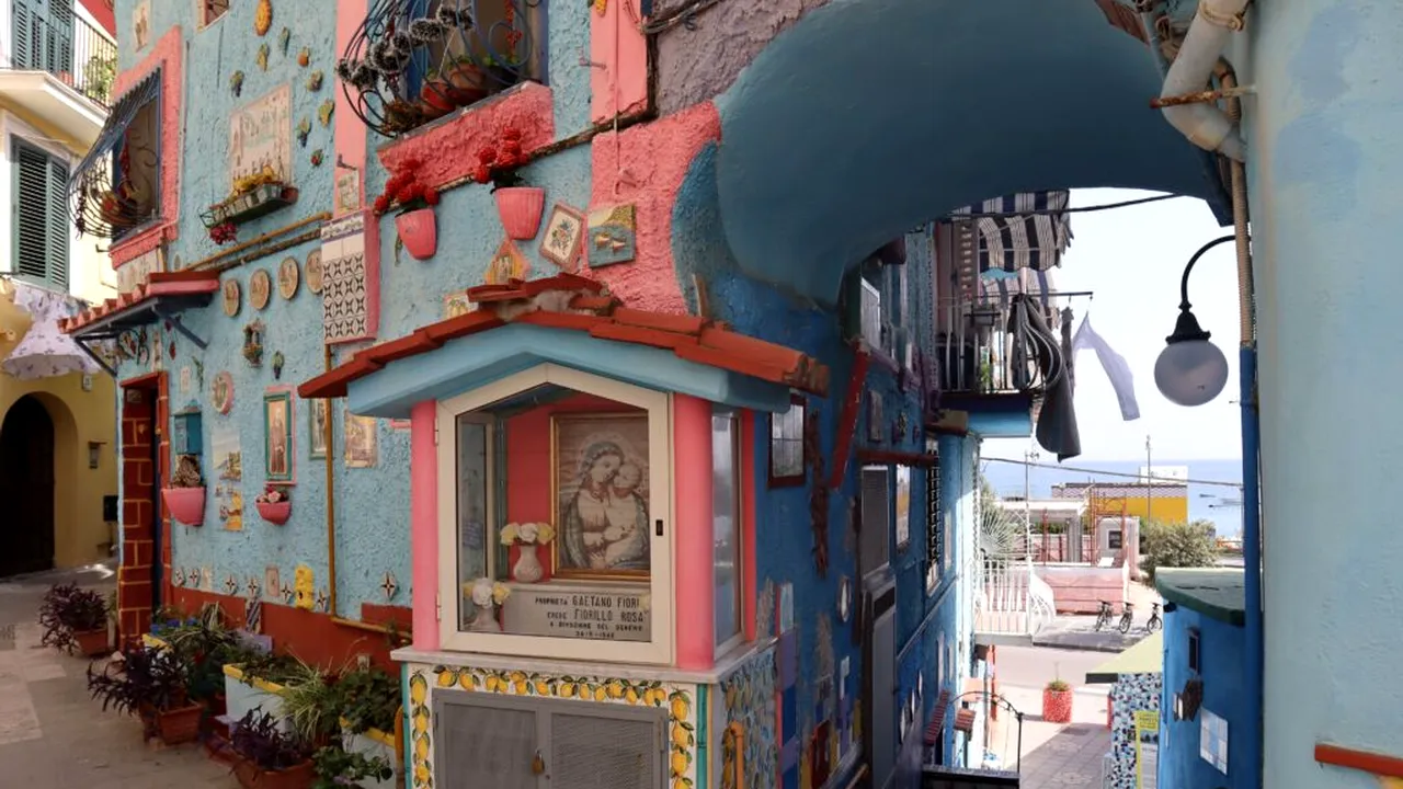 Orașul din Italia unde ceramica a cucerit fiecare stradă. Pereții sunt plini de farfurii și plăci colorate