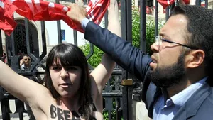 O activistă ucraineană din mişcarea Femen a fost arestată şi expulzată din Tunisia