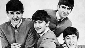 Fotografii inedite cu membrii trupei Beatles, scoase la licitaţie