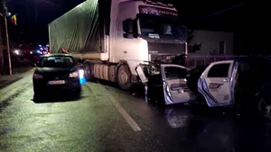 Patru persoane rănite pe DN 15, în Mureş, după un accident între o maşină şi un TIR