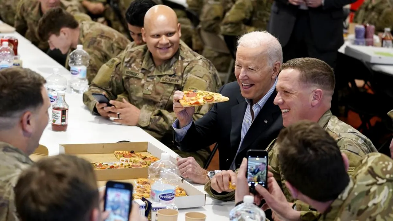 Joe Biden a vizitat o bază militară americană din Polonia. Acesta a mâncat pizza alături de militari