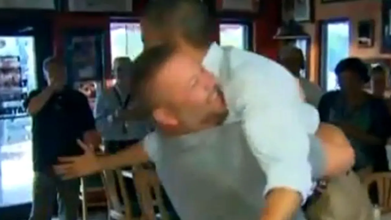 Barack Obama, luat în braţe de patronul unui restaurant: 
