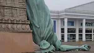 O replică a Statuii Libertății din Brazilia - pusă la pământ de vântul puternic