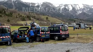 Premierul francez anunţă că între victimele accidentului aviatic se află şi un american