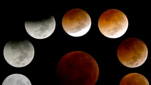 Eclipsă totală de Lună, în noaptea de miercuri spre joi, vizibilă în România - VIDEO