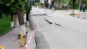 UPDATE. Crater pe o suprafaţă de 60 de metri pătraţi, format la Slănic, în judeţul Prahova / Persoanele din blocurile aflate în proximitate, evacuate