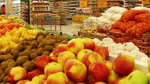 Fructele şi legumele româneşti vor fi vândute în marile reţele când livrările vor fi constante