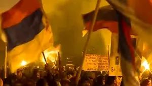 Mii de persoane au protestat faţă de aderarea Muntenegrului la NATO - VIDEO