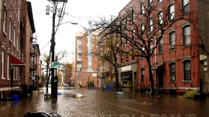 Benzină şi două tipuri de bacterii, descoperite în apa din zonele afectate de inundaţii din New York