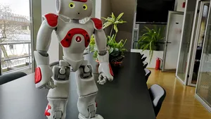 Robotul Nao, care cântă şi dansează, este folosit în opt centre pentru terapia copiilor cu autism | FOTO, VIDEO