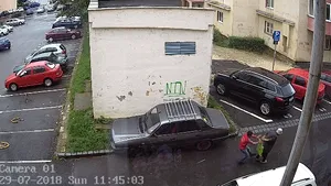 Tânărul filmat în timp ce a tâlhărit o bătrână la Braşov a fost prins 