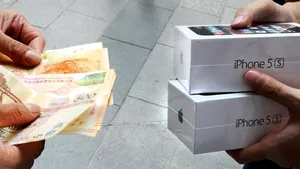 Apple a început vânzarea noilor modele iPhone. Analiştii anticipează vânzări record 