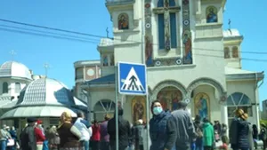 Îmbulzeală de Izvorul Tămăduirii, la Năvodari. Zeci de oameni s-au strâns la biserică să ia aghiasmă