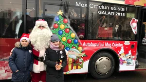 Autobuzul lui Moş Crăciun, la Galaţi: Surprize pentru cei mici, bucurii pentru adulţi/ Plimbarea cu autobuzul moşului, gratuită | FOTO, VIDEO