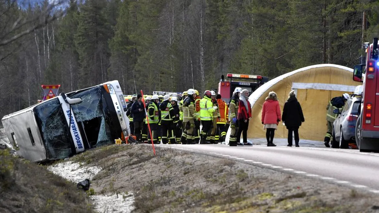 FOTO ACCIDENT GRAV în Suedia: Trei morţi după ce un autobuz în care se aflau 50 de elevi s-a răsturnat pe şosea