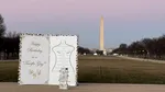 O replică uriașă a unui mesaj atribuit lui Trump către Epstein apare pe National Mall