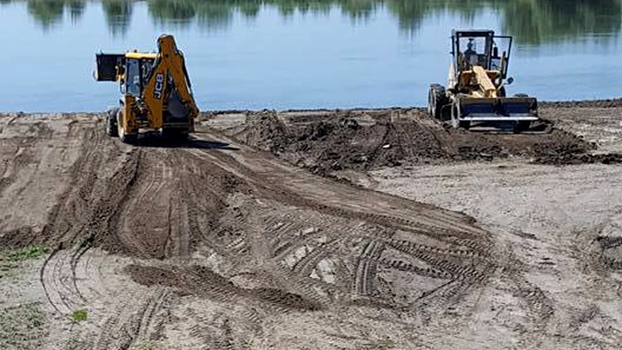 Trei nave special echipate sapă pe fundul apei pentru a adânci culoarul navigabil pe Dunăre. Ce trebuie să ştie navigatorii, cu privire la măsurile de siguranţă care trebuie respectate 