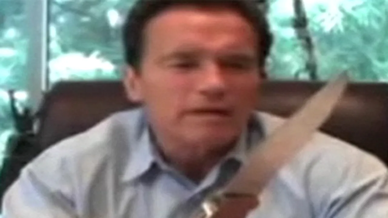 Schwarzenegger vorbeşte de reduceri bugetare în timp ce agită un cuţit uriaş - VIDEO