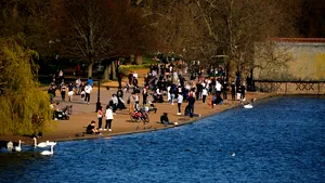 Viaţa revine, treptat, la normal. Mai puţin de o săptămână până la relaxarea restricţiilor în Marea Britanie