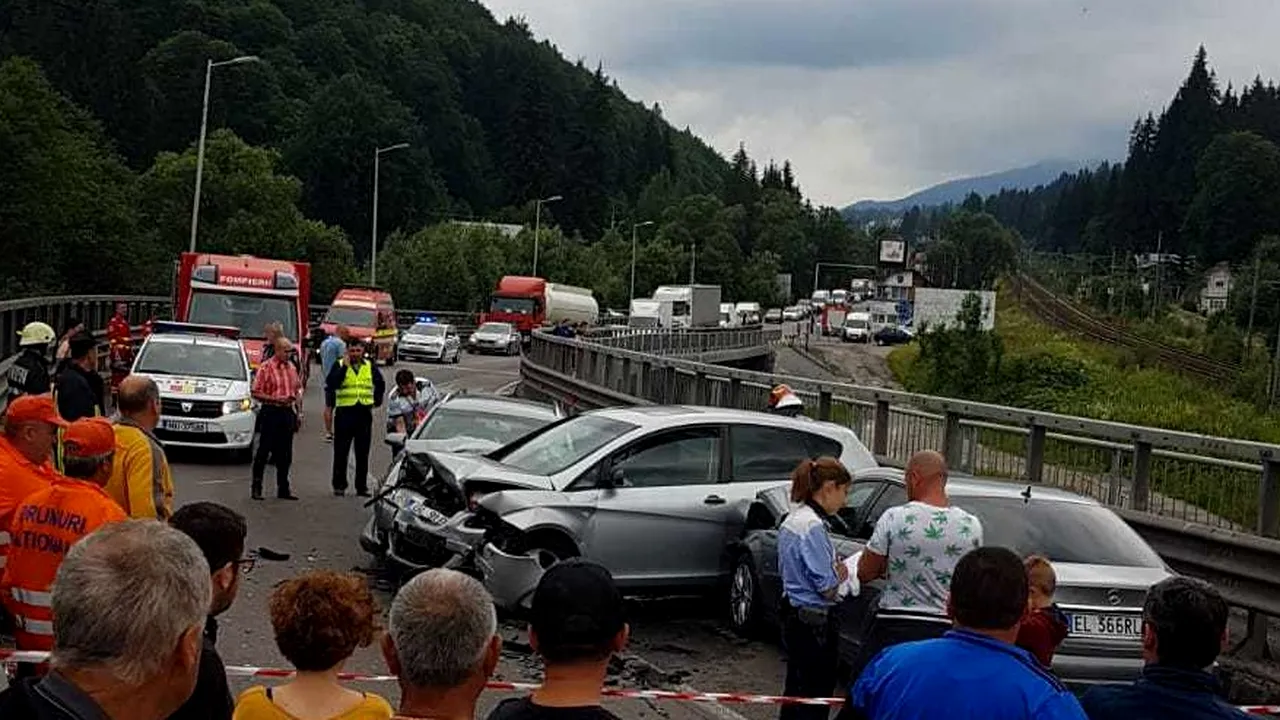 Şapte persoane, între care doi copii, rănite într-un accident la ieşirea din Predeal | FOTO 