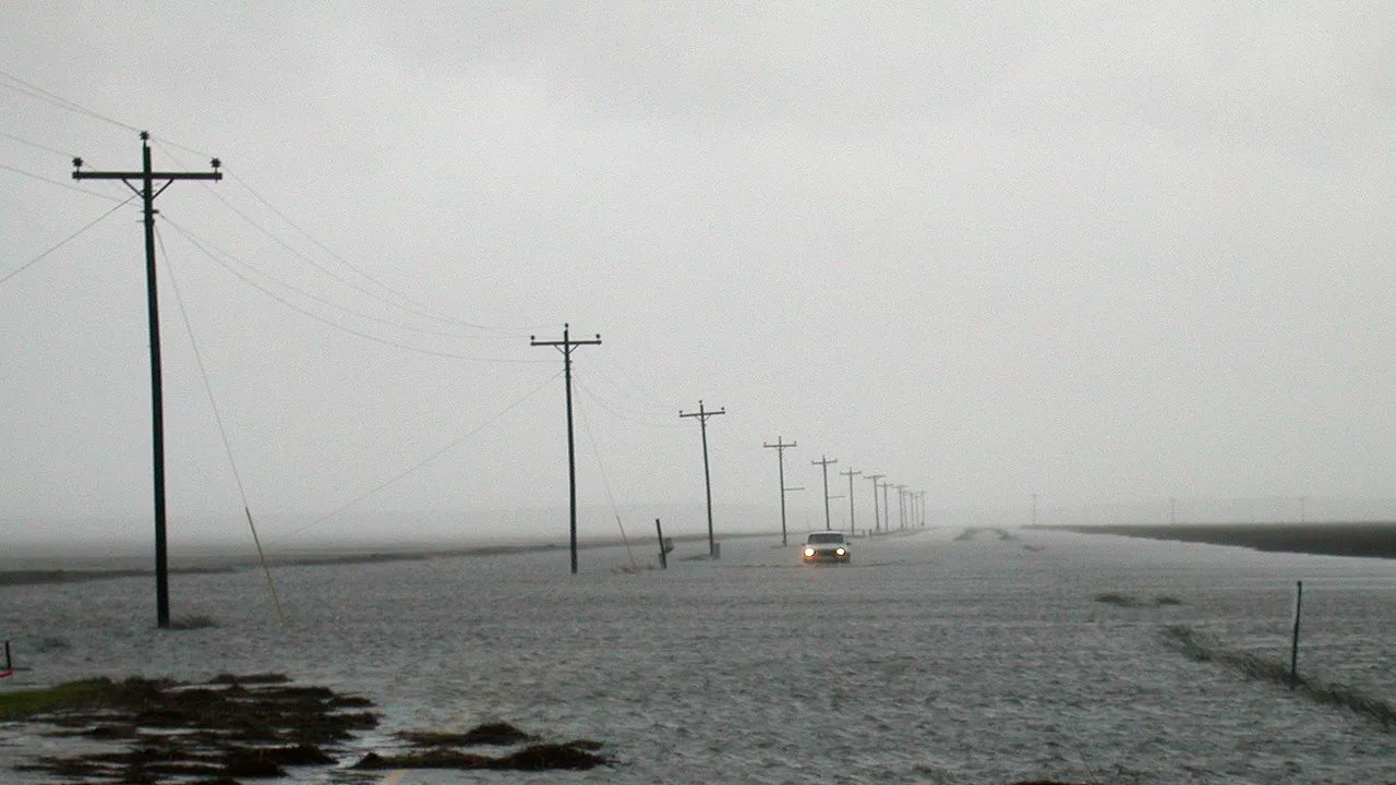 Alerta meteo este dublată de un cod portocaliu de inundaţii în 22 de judeţe