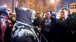 Iohannis a încercat să discute cu protestatarii din faţa Palatului Cotroceni, însă după două minute a renunţat. Aproximativ 150 de oameni s-au strâns la mitingul pro-PSD