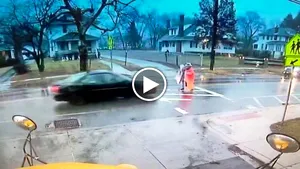 Elevă salvată miraculos din faţa maşinii de o poliţiştă curajoasă